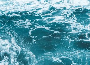 choppy-waters-in-the-ocean