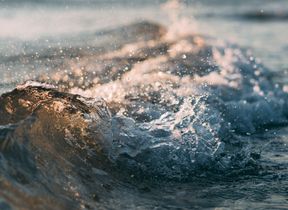 waves-breaking-catching-sunlight-photo-mourad-saadi